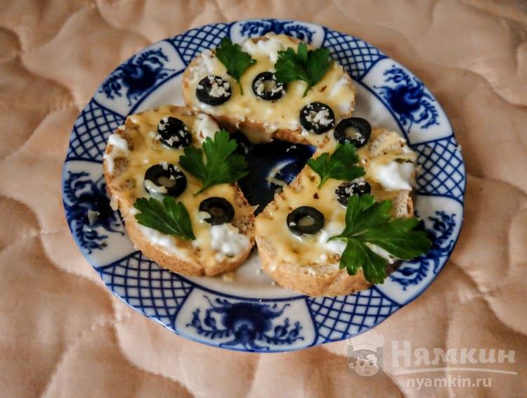 Горячие бутерброды с сыром, маслинами и фундуком на завтрак
