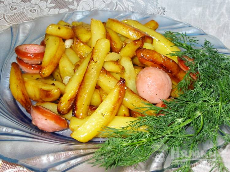 Жареная картошка с луком и сосисками