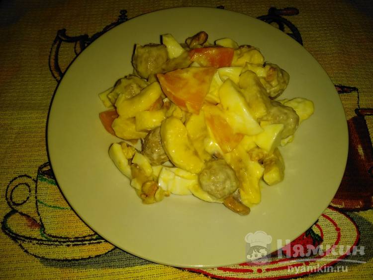 Салат с фрикадельками, бананом и хурмой