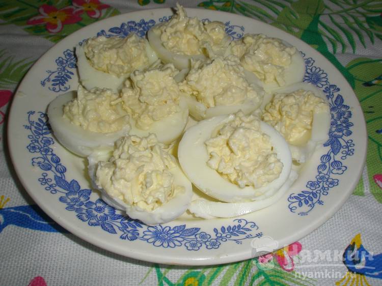 Яйца фаршированные плавленными сырками с чесноком и майонезом