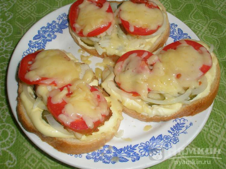 Горячие бутерброды с куриной котлетой, луком, огурцом и помидором под сыром