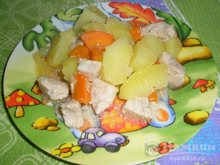 Тушеная свинина с картошкой, морковью и смесью перцев