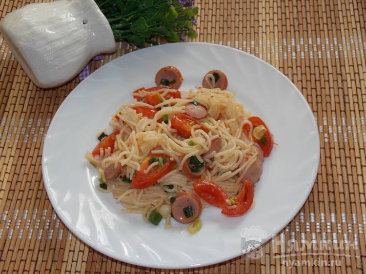 Паста с сосисками и помидорами черри на сковороде