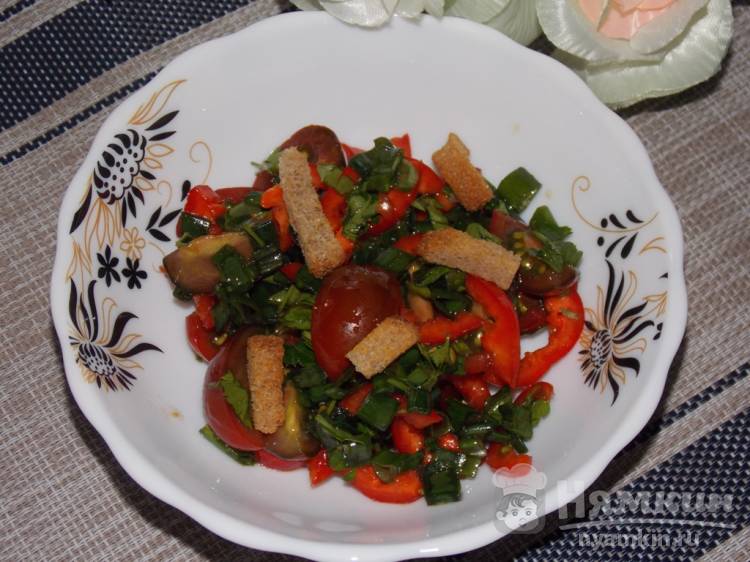 Быстрый салат из зеленого лука и овощей