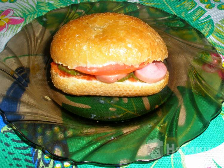 Хот-дог на булочке для гамбургеров в микроволновке