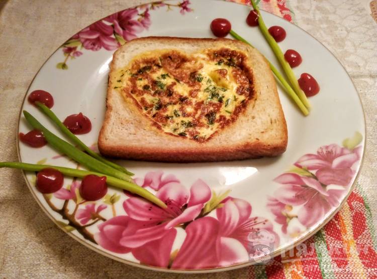 Омлет-сердце в сэндвичном хлебе на сковороде 