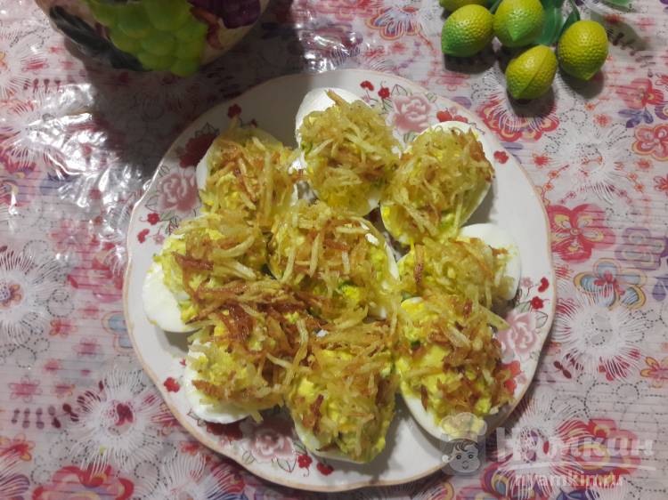 Фаршированные яйца с огурцом, сливочным сыром и картофелем пай