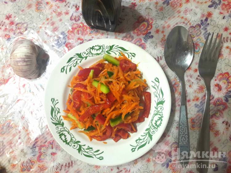 Салат из огурца, моркови и болгарского перца по-корейски