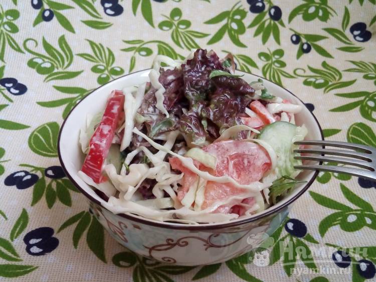 Капустный салат с овощами и сметаной