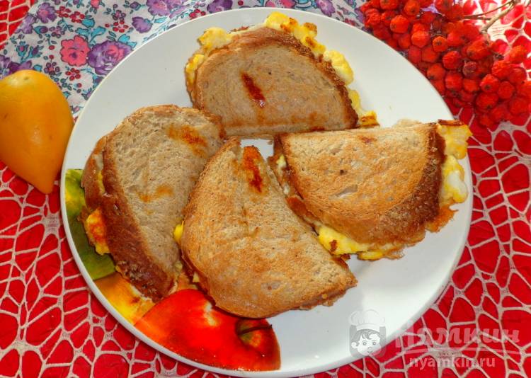 Сэндвичи с творогом, омлетом и помидором