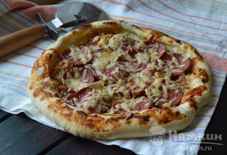 Пицца из готового  слоеного теста с колбасой и солеными огурцами 