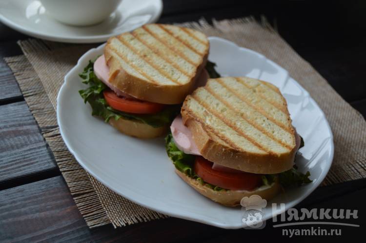 Сэндвичи с колбасой для завтрака на электрогриле 