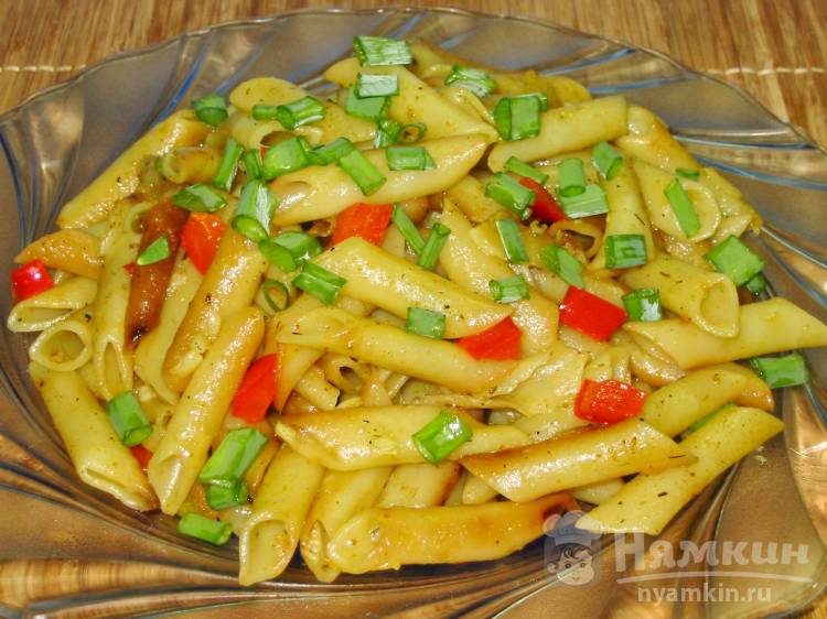 Жареные макароны с овощами на сковороде