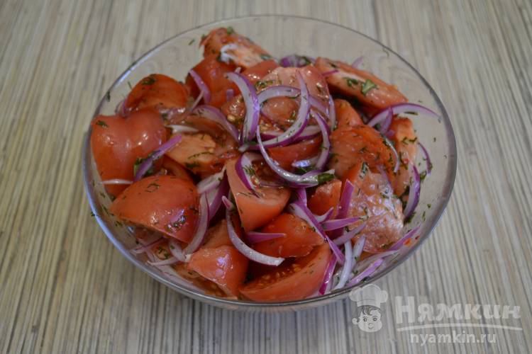 Салат из печеных томатов и лука с заправкой