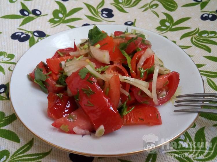 Салат с помидорами, сладким перцем и луком