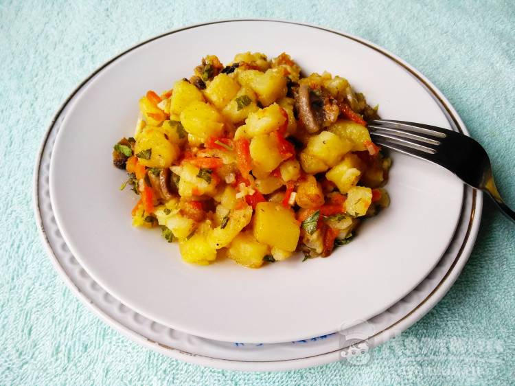 Жареный картофель с грибами, чесноком и морковью на сковороде