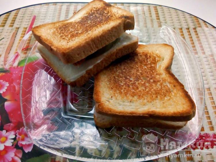 Сэндвич с плавленым сыром, колбасой и соленым огурцом