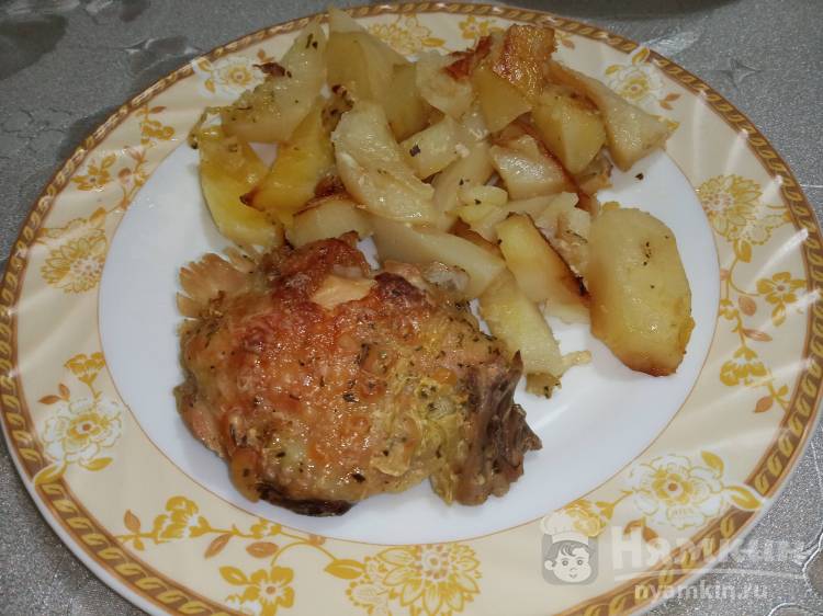 Запечёный картофель с куриными бедрами в духовке