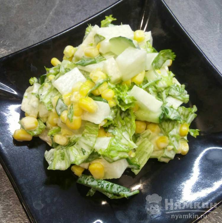 Салат с кукурузой и редькой и листьями салата