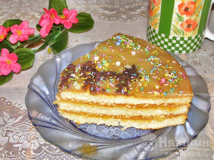 Торт из готовых бисквитных коржей с заварным кремом на Новый Год