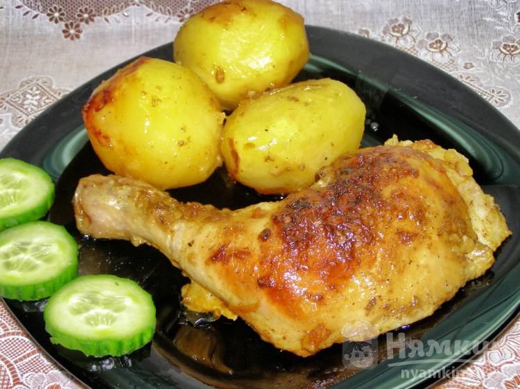 Маринованные куриные окорочка с картошкой в духовке