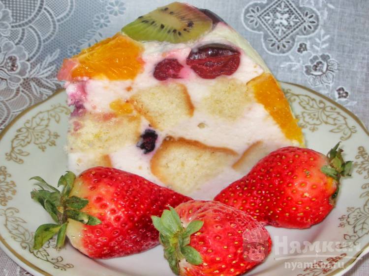 Сметанный торт с фруктами и ягодами