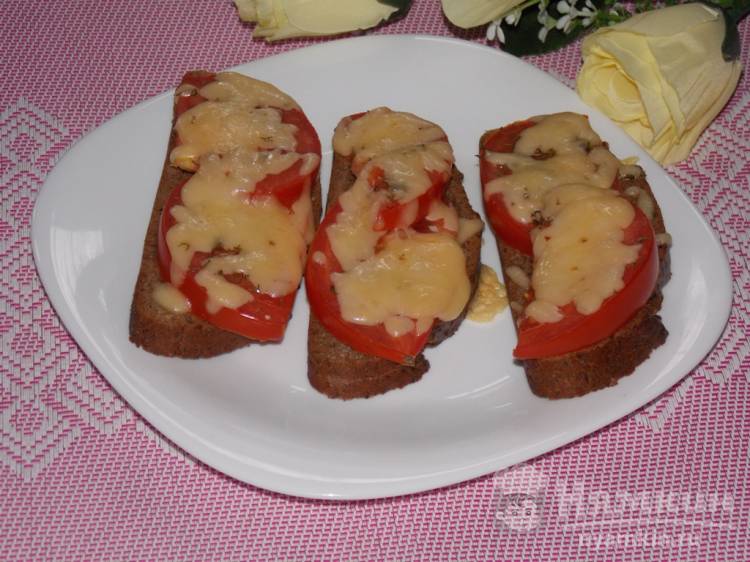 Тосты с помидорами и сыром на черном батоне в духовке