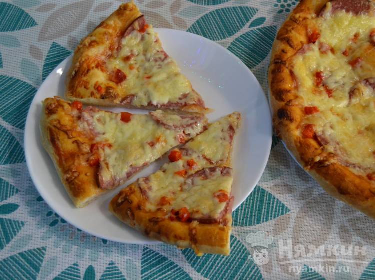 Вкусная пицца с колбасой, болгарским перцем и сыром