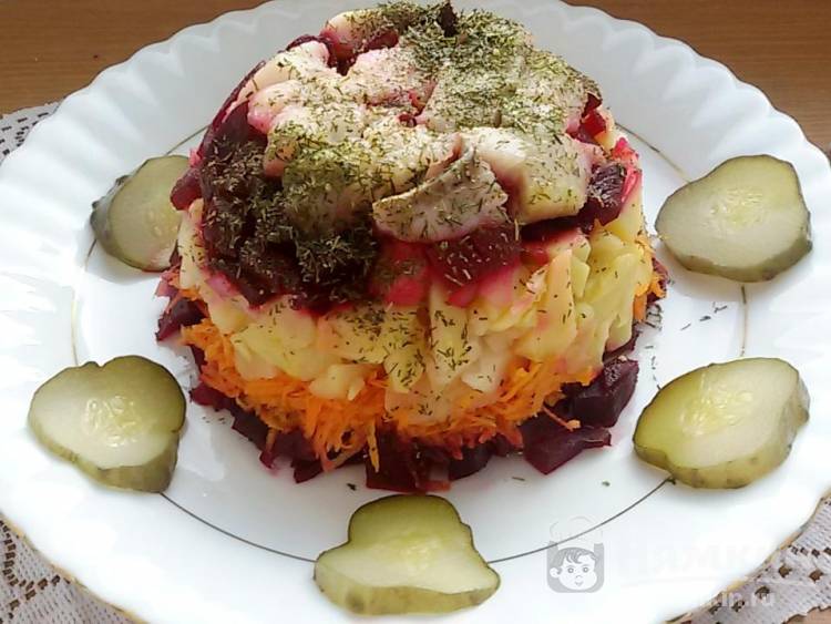 Слоеный салат с сельдью и овощами