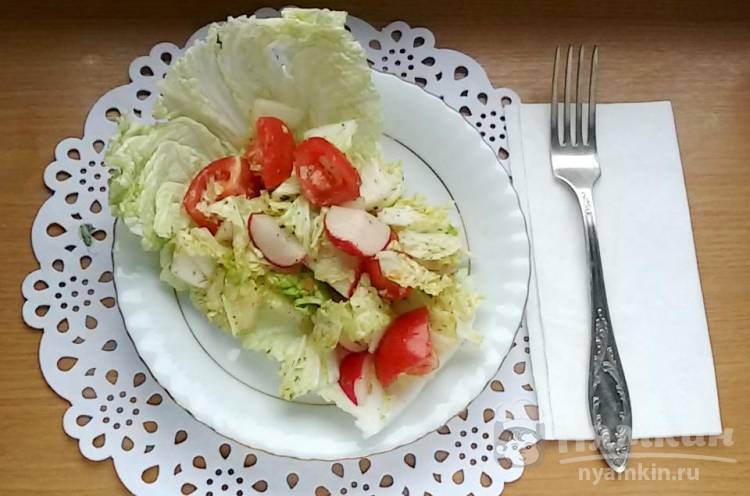 Простой салат с хреном и пекинской капустой
