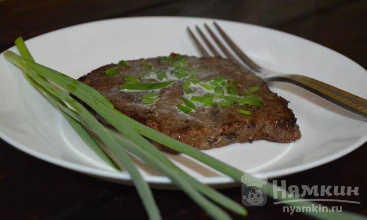 Говяжий стейк рибай со сливочным маслом и зеленью на сковороде