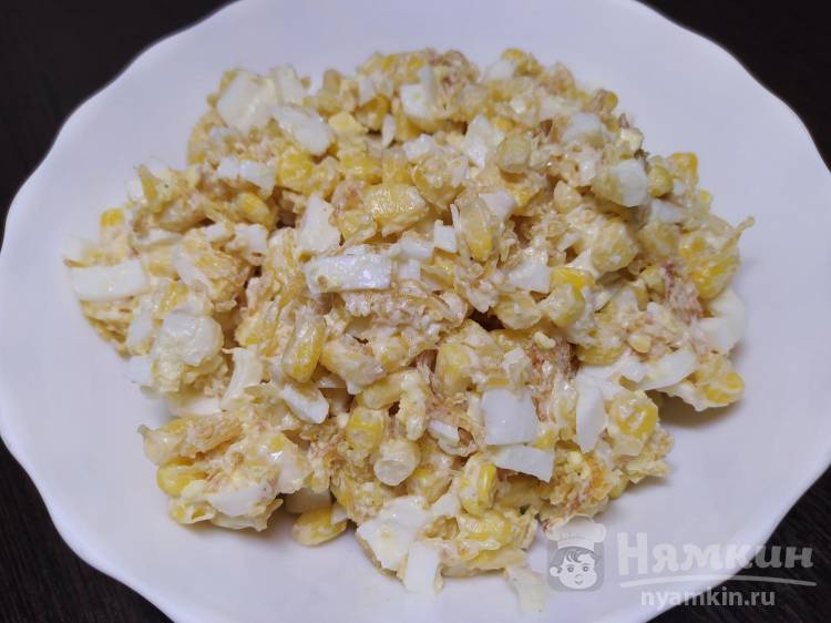 Салат из кукурузы и яиц с картофельной соломкой