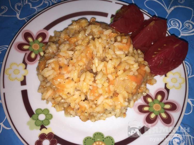 Тушеный рис с овощами на сковороде