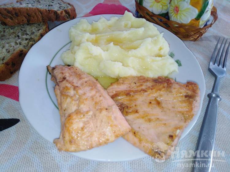 Как вкусно пожарить филе лосося с луком на сковороде