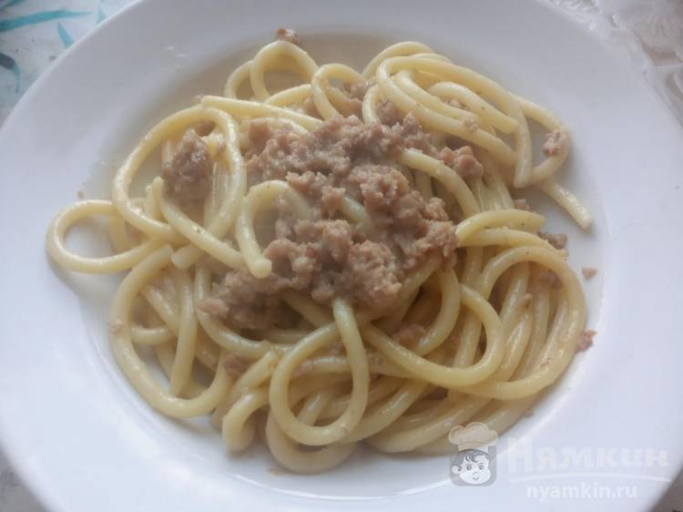 Спагетти букатини с фаршем и луком на сковороде