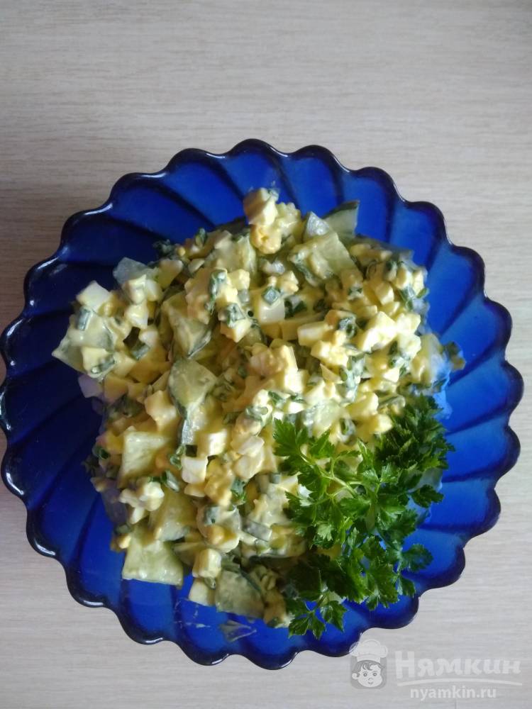 Весенний салат с огурцом, яйцами и зелёным луком