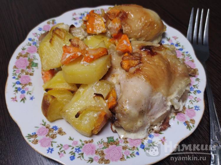Курица запечённая с овощами в духовке