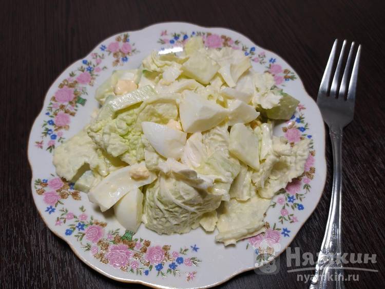 Салат из яиц, огурца и пекинской капусты
