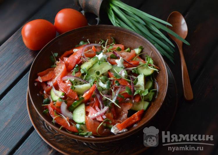 Салат из свежих овощей с сыром фета на оливковом масле