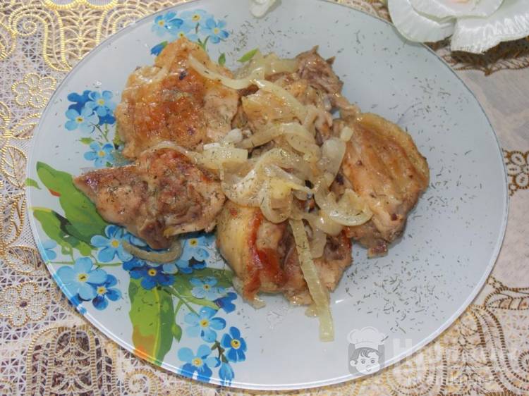 Жареные куриные бедра с луком и паприкой на сковороде