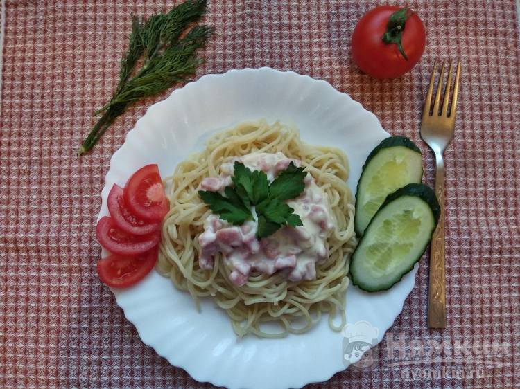 Спагетти А-ля карбонара с ветчиной и сливками