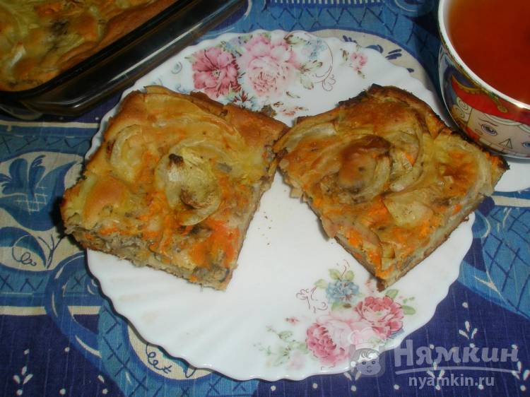 Заливной пирог с консервированной сайрой, морковью и луком