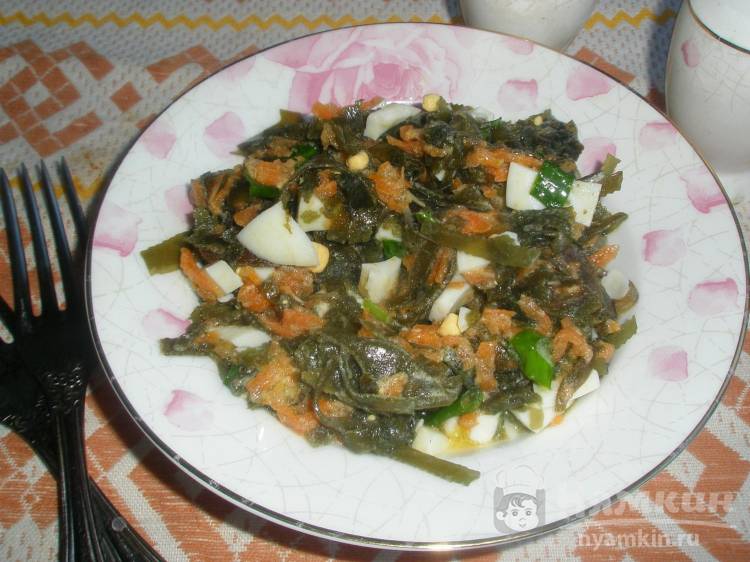 Витаминный салат с морской капустой и яйцом