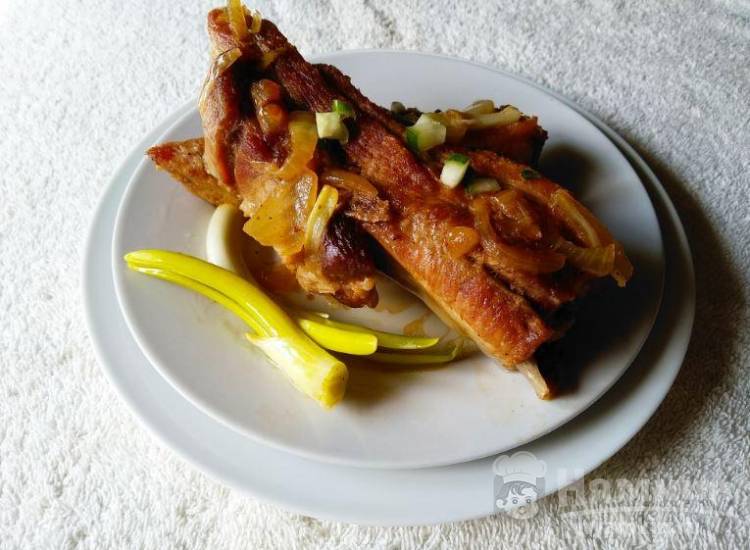 Румяные свиные ребрышки с луком на сковороде