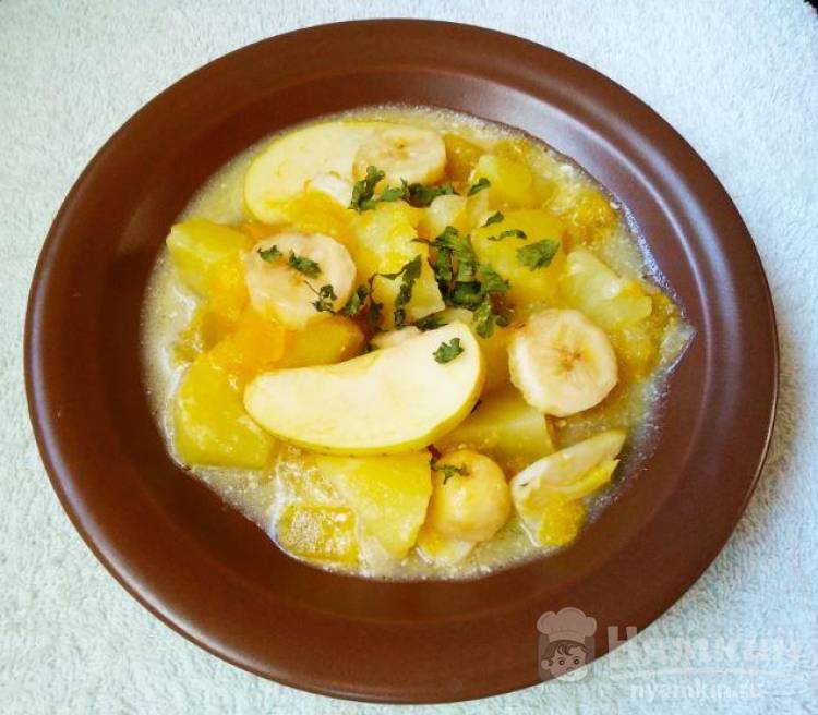 Картофельное рагу с тыквой, яблоком и сметаной в сковороде