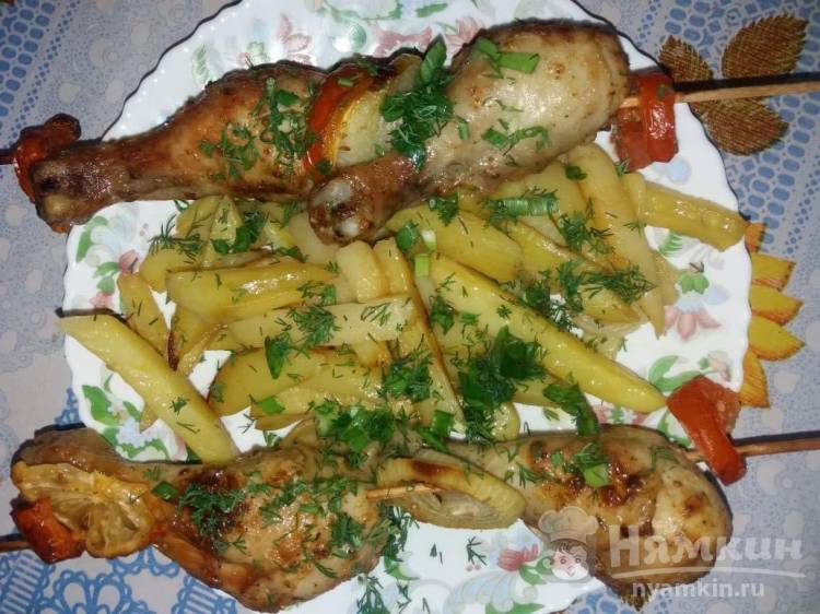 Домашний картофель фри с куриными ножками на шпажках в духовке
