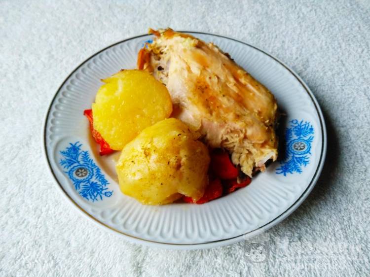 Курица с картошкой, запеченная в духовке с сыром и сметаной