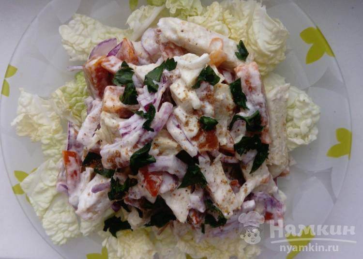 Легкий салат с хурмой и куриной грудкой