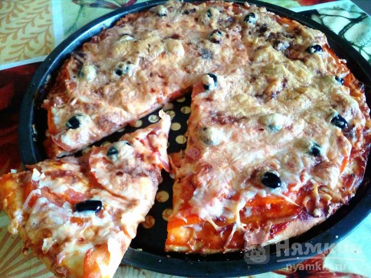 Пицца с маслинами и помидорами на дрожжевом тесте