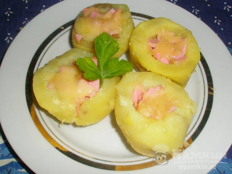 Картофельные гнезда с сосисками и сыром